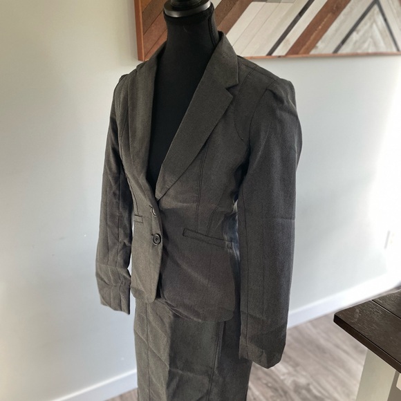 Grey Smart Set Skirt Suite Size 2 - Picture 6 of 6